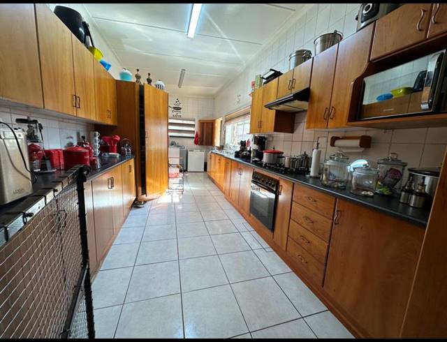 5 BEDROOM HOUSE FOR SALE IN STRUBENVALE